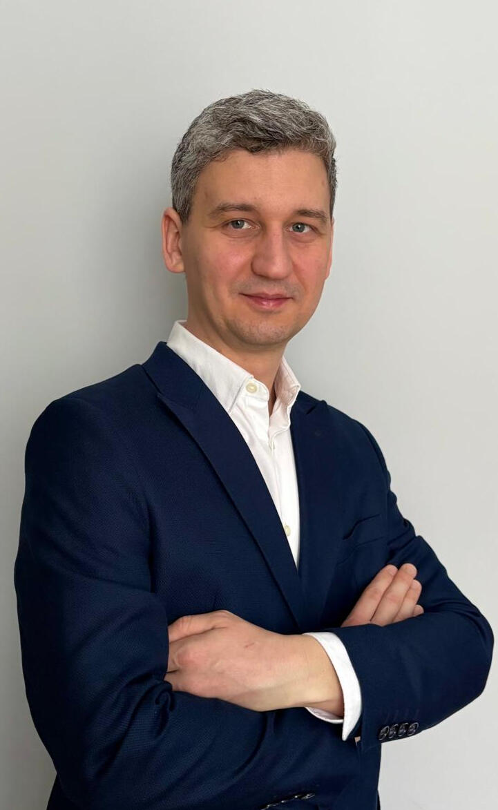 Darian Ceica – Director Operațional (12 ani expertiză în management operațional și Drept Comercial). Darian Ceica – Director Operațional (12 ani expertiză în management operațional și Drept Comercial).